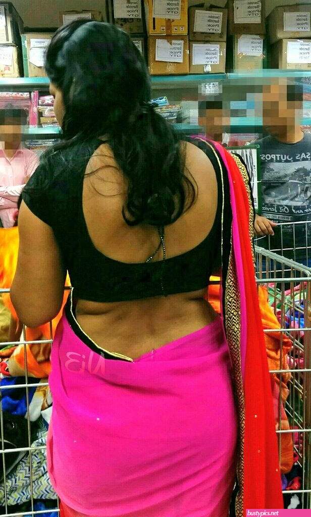 aunty tight saree back in public