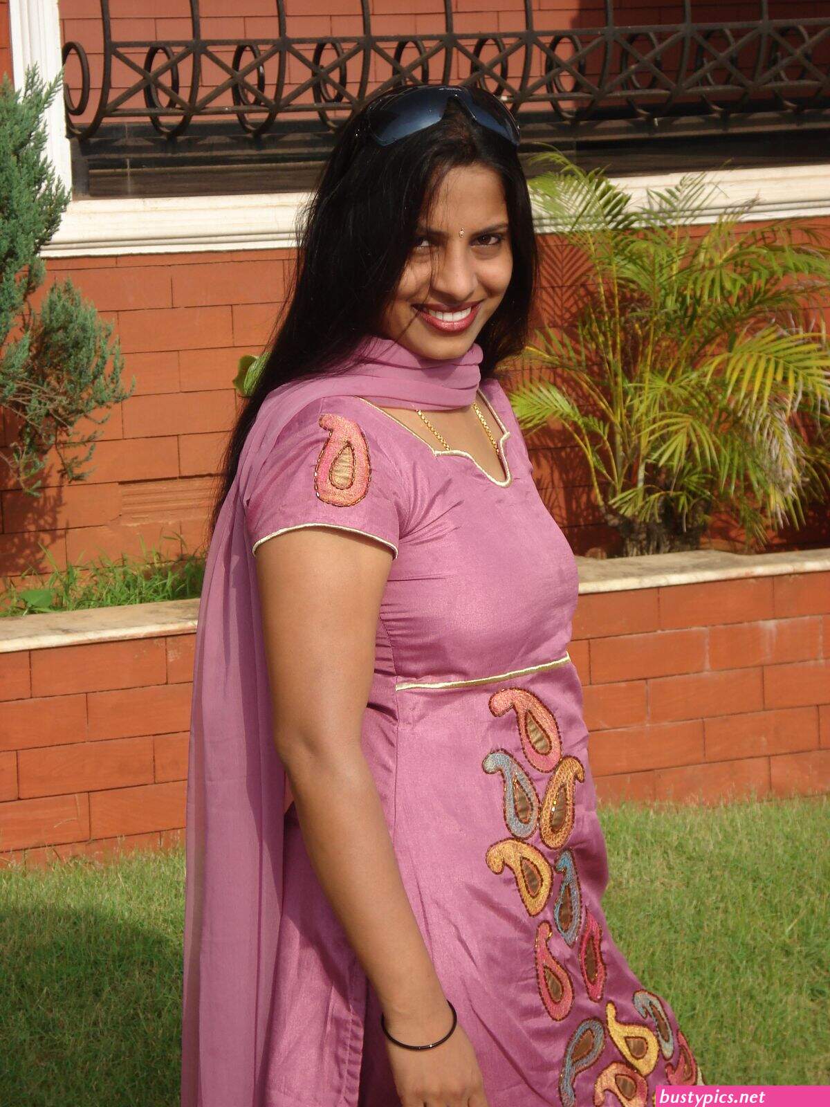 aunty tight saree back in public