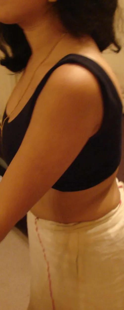 aunty tight saree back in public