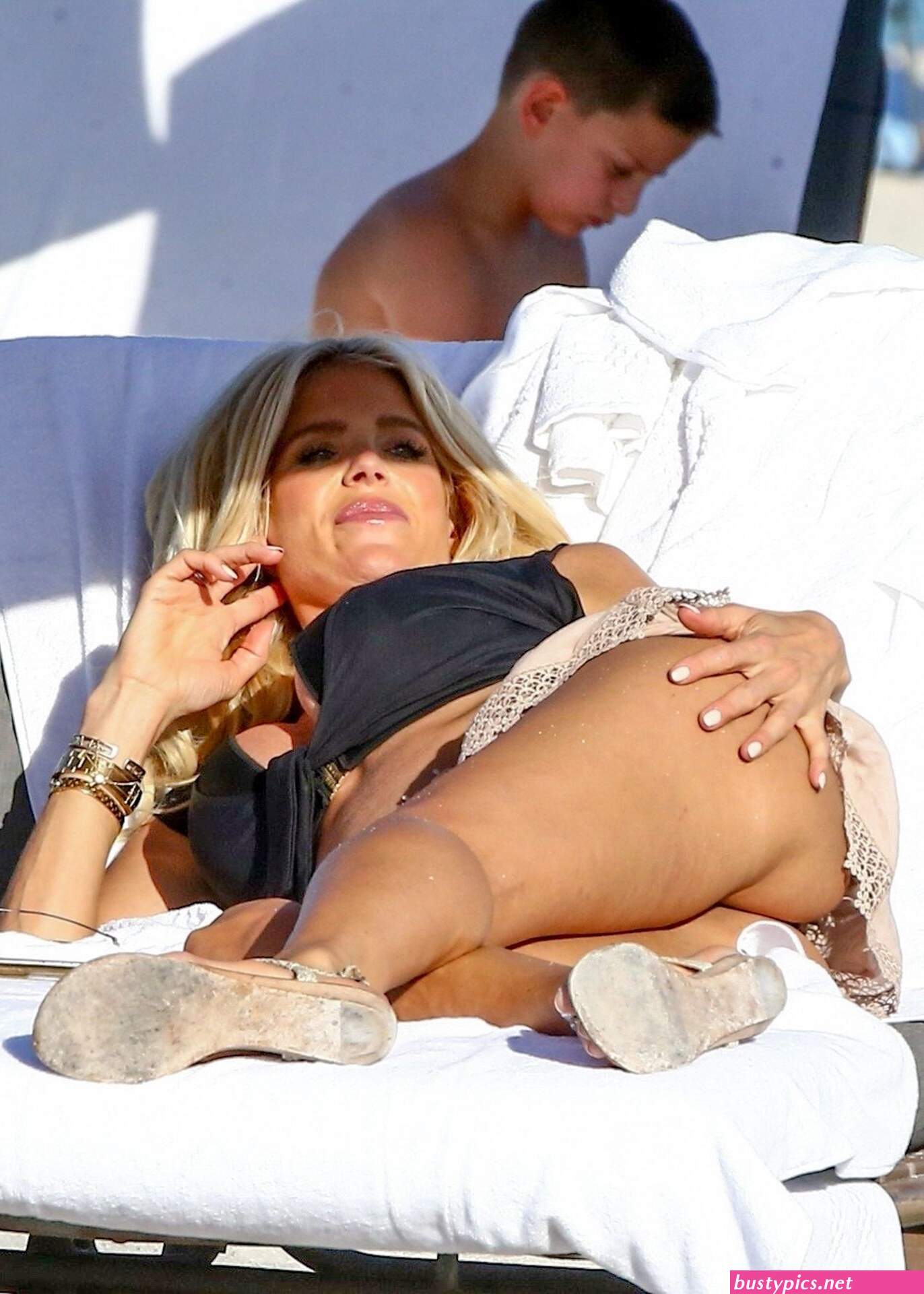 victoria silvstedt shows off her sexy legs at the amber lounge