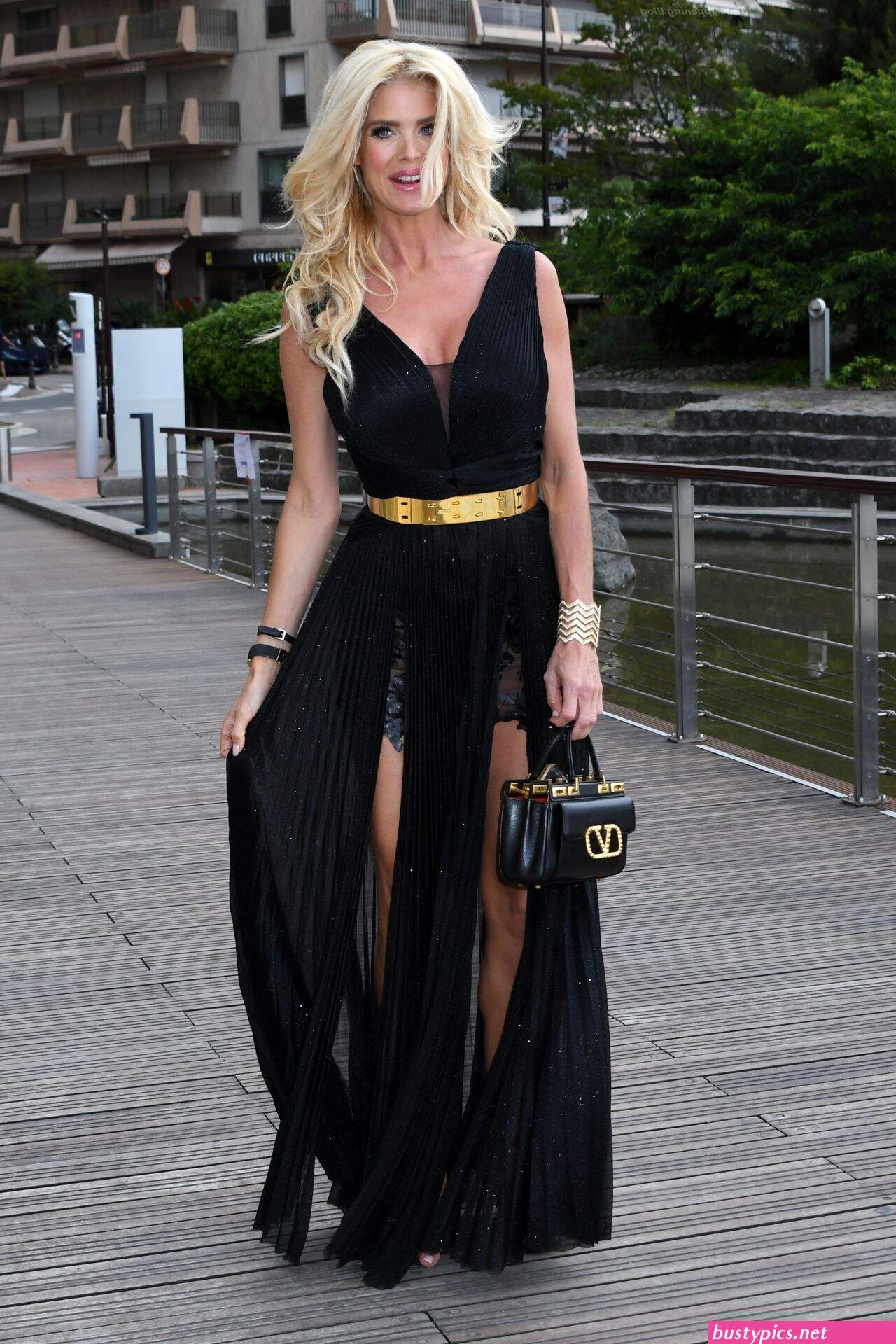 victoria silvstedt shows off her sexy legs at the amber lounge
