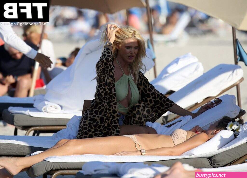 victoria silvstedt shows off her sexy legs at the amber lounge