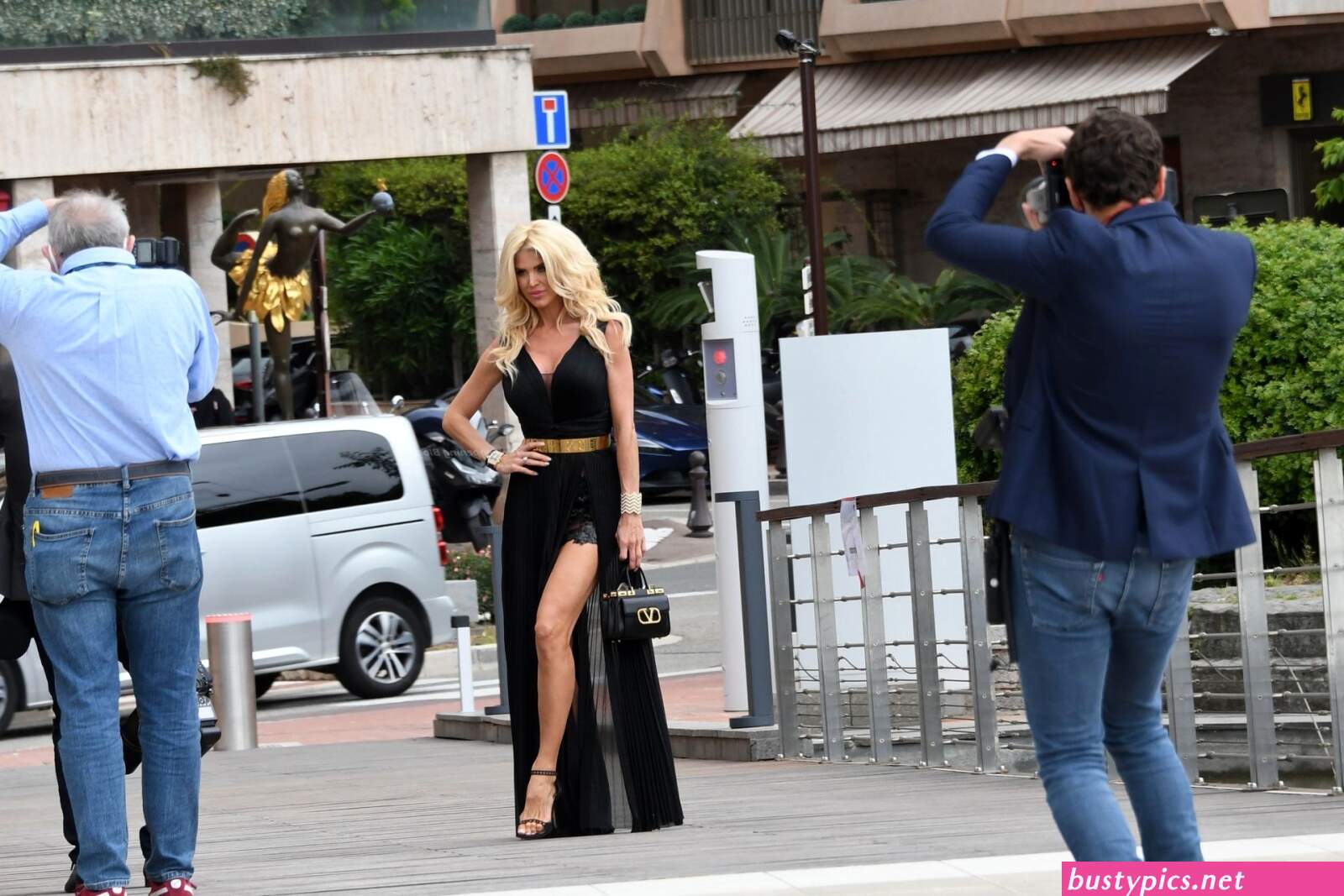 victoria silvstedt shows off her sexy legs at the amber lounge