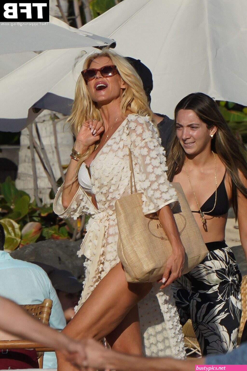 victoria silvstedt shows off her sexy legs at the amber lounge
