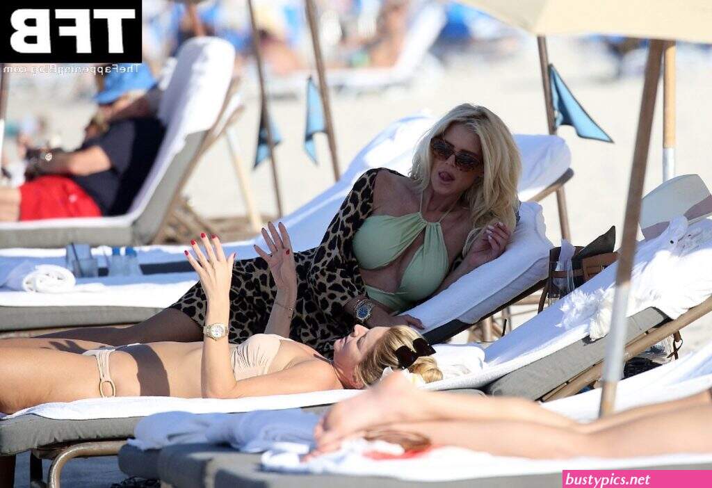 victoria silvstedt shows off her sexy legs at the amber lounge