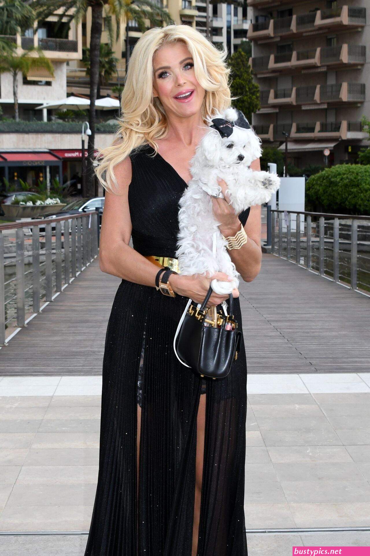victoria silvstedt shows off her sexy legs at the amber lounge