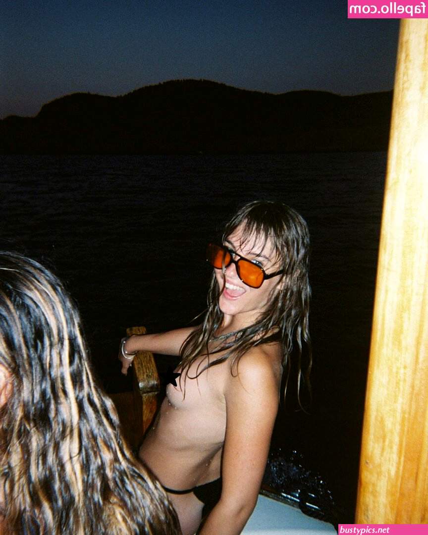 victoria de angelis naked
