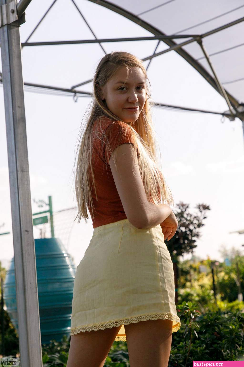 girls flashing up skirt