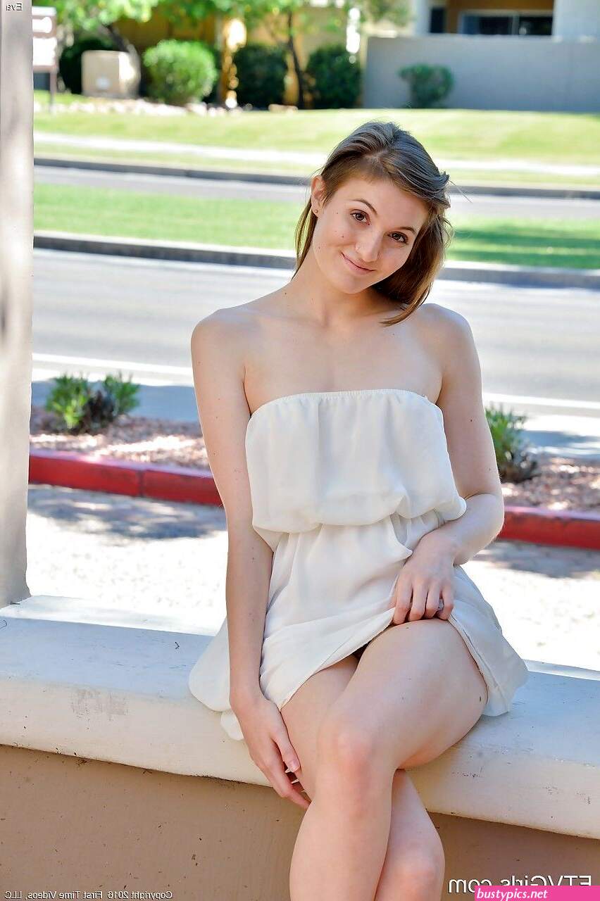 girls flashing up skirt