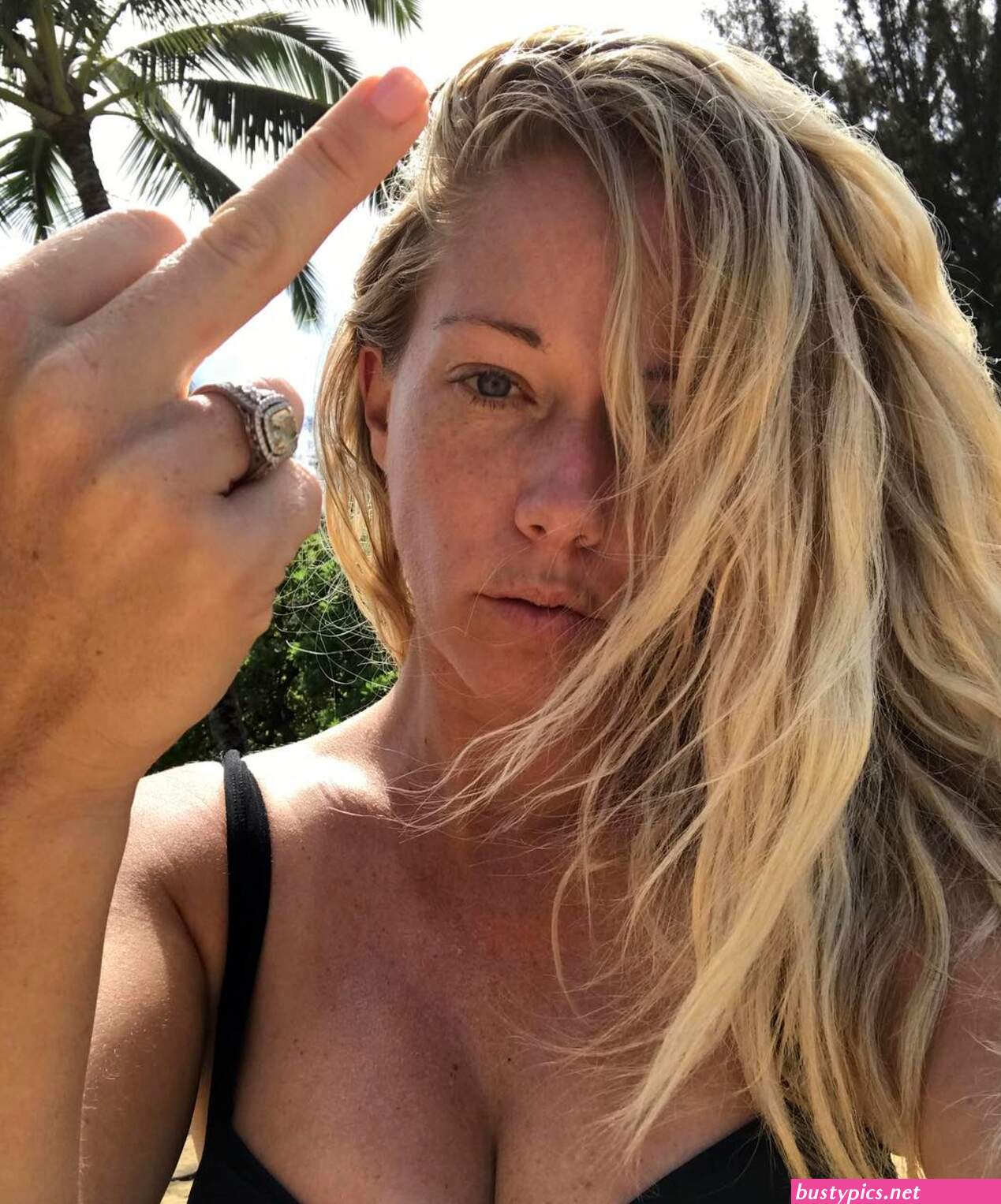 kendra wilkinson cleavage