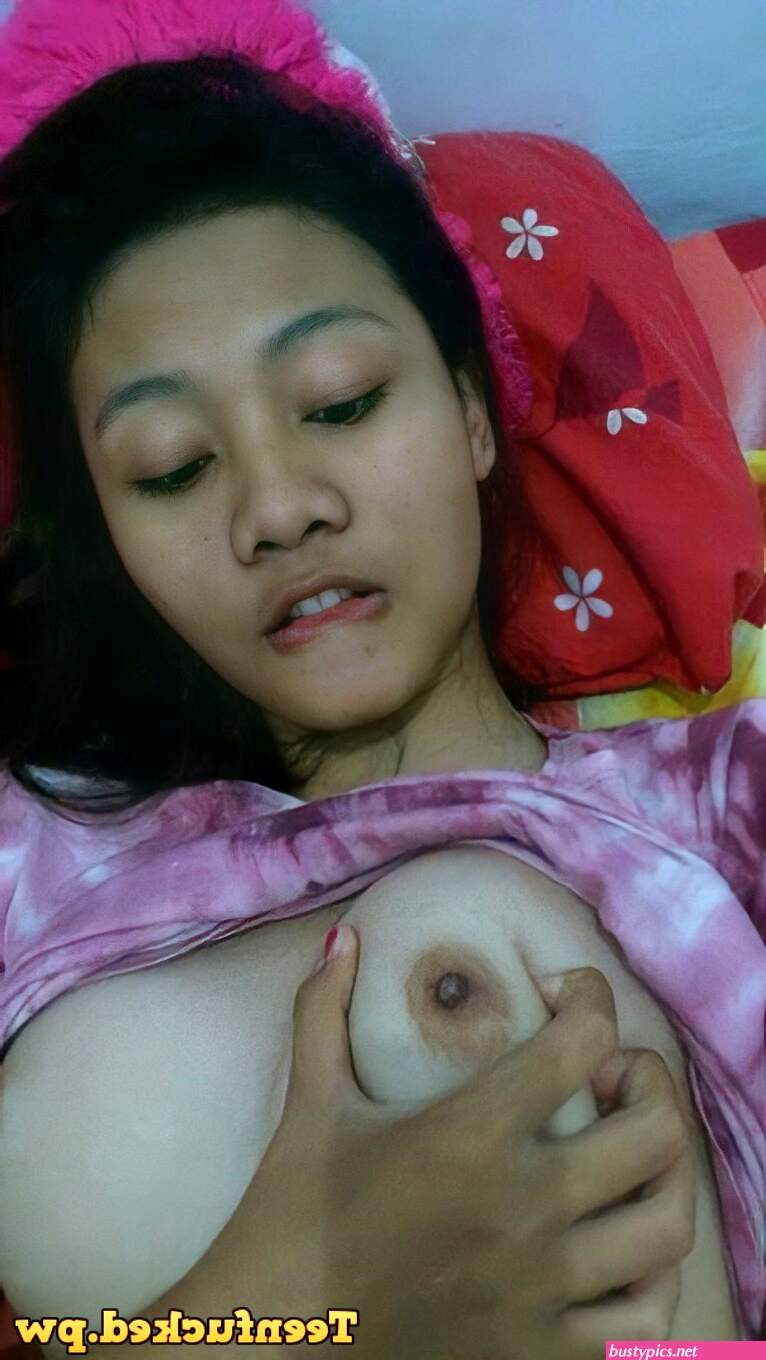 cewek selfie pamer toket montok banget
