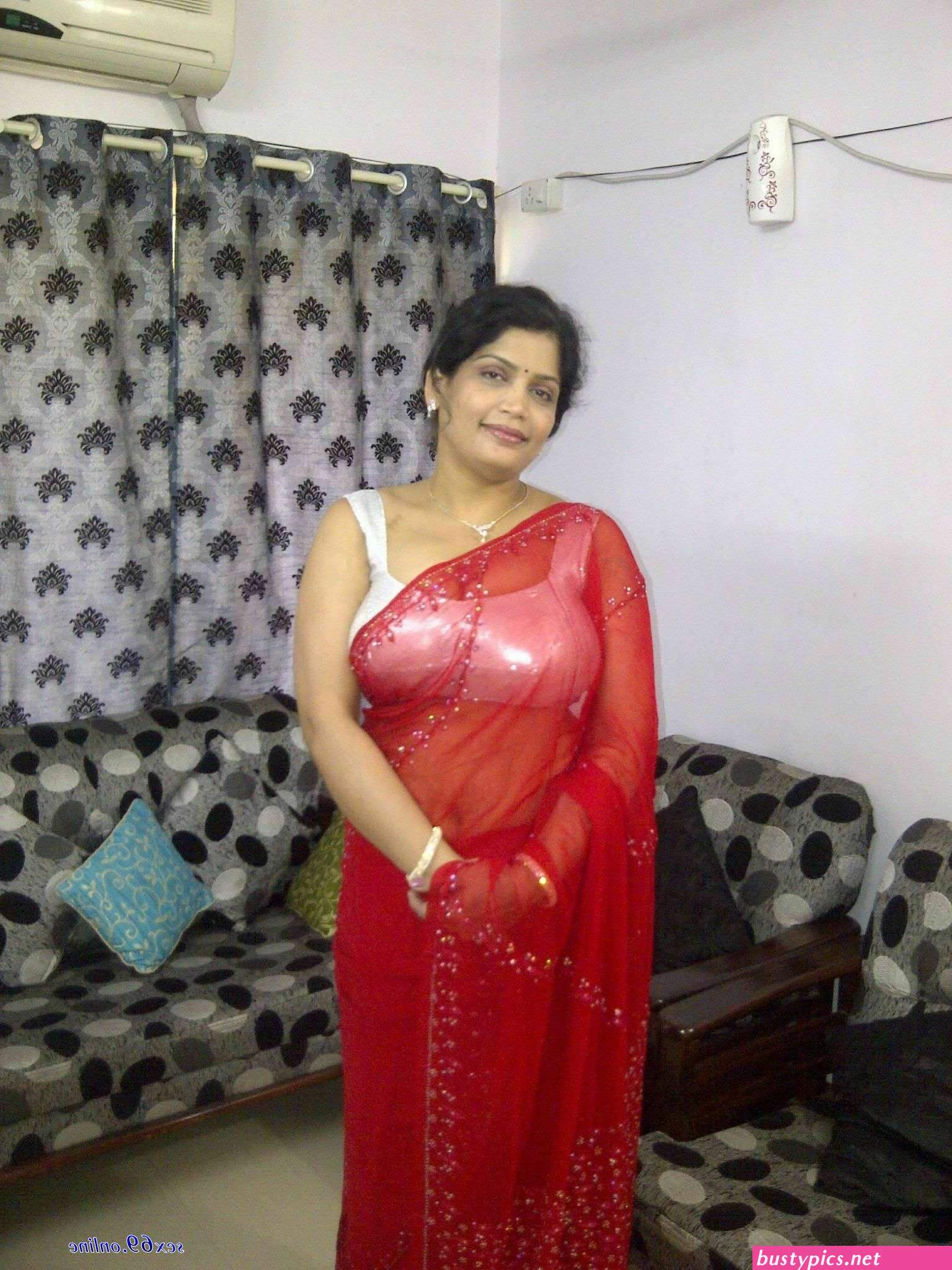 hot thin aunty in saree blouse opening showing boobs sexy pic