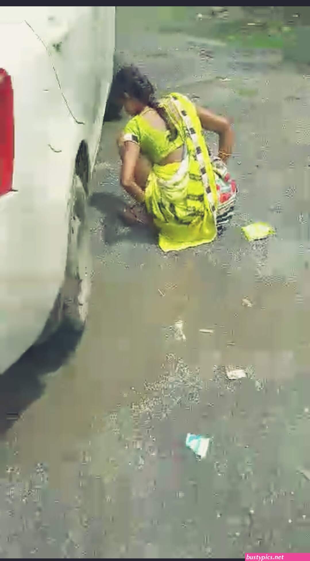 saree aunty pissing photo